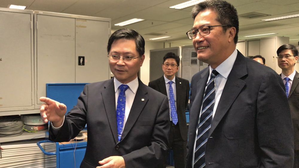 機電署署長薛永恒（左）表示，讓學員參加國際比賽，令他們有機會與不同地區的年輕選手切磋和交流，有助改善及提升技術水平。