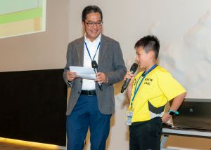 黃偉綸局長主持常識問答比賽，問題包括香港土地面積、新市鎮、新發展區數目等，同學們爭相搶答，反應熱烈。 
