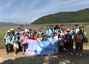 水口生態導賞團參加者一起為保育大嶼山打氣。