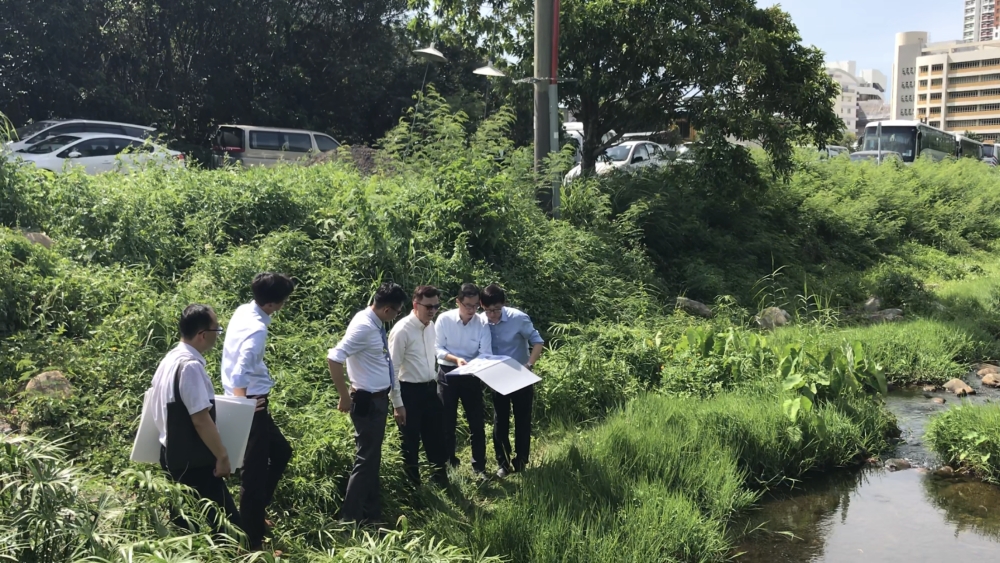 署理發展局局長廖振新（右三）和政治助理馮英倫（左三），到位於東涌西的東涌河視察，了解土木工程拓展署未來在東涌的工程項目計劃。