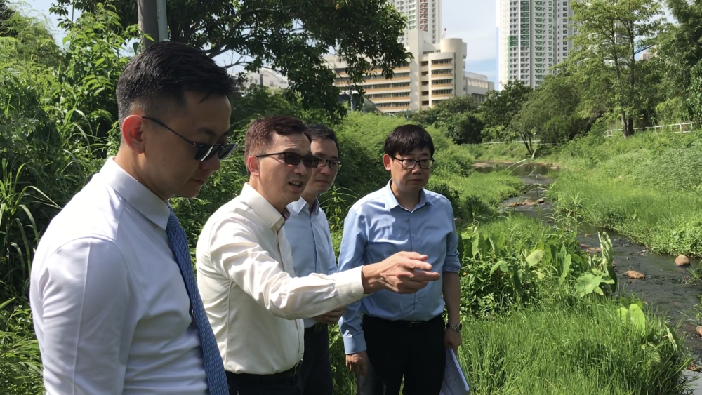 署理發展局局長廖振新（左二）和政治助理馮英倫（左一）在土木工程拓展署可持續大嶼辦事處副處長（工務）汪志成（右一）、總工程師黃國輝（右二）等陪同下，首先視察東涌河已渠道化的段落。
