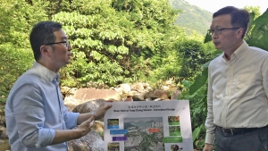 署理發展局局長廖振新（右）聽取土木工程拓展署總工程師黃國輝（左）介紹擬興建東涌河河畔公園的設計構思。