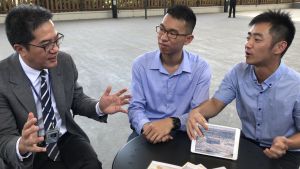 見習土力工程師黃俊威（右）分享了參與工地平整工程的經驗，談到工程或會對周邊造成影響，要學習與不同持份者溝通，聆聽他們的意見。