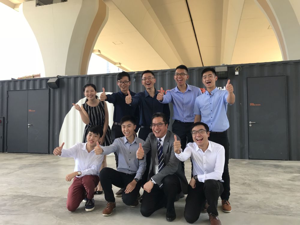 黃偉綸局長（前排右二）與年輕人合照和打氣。