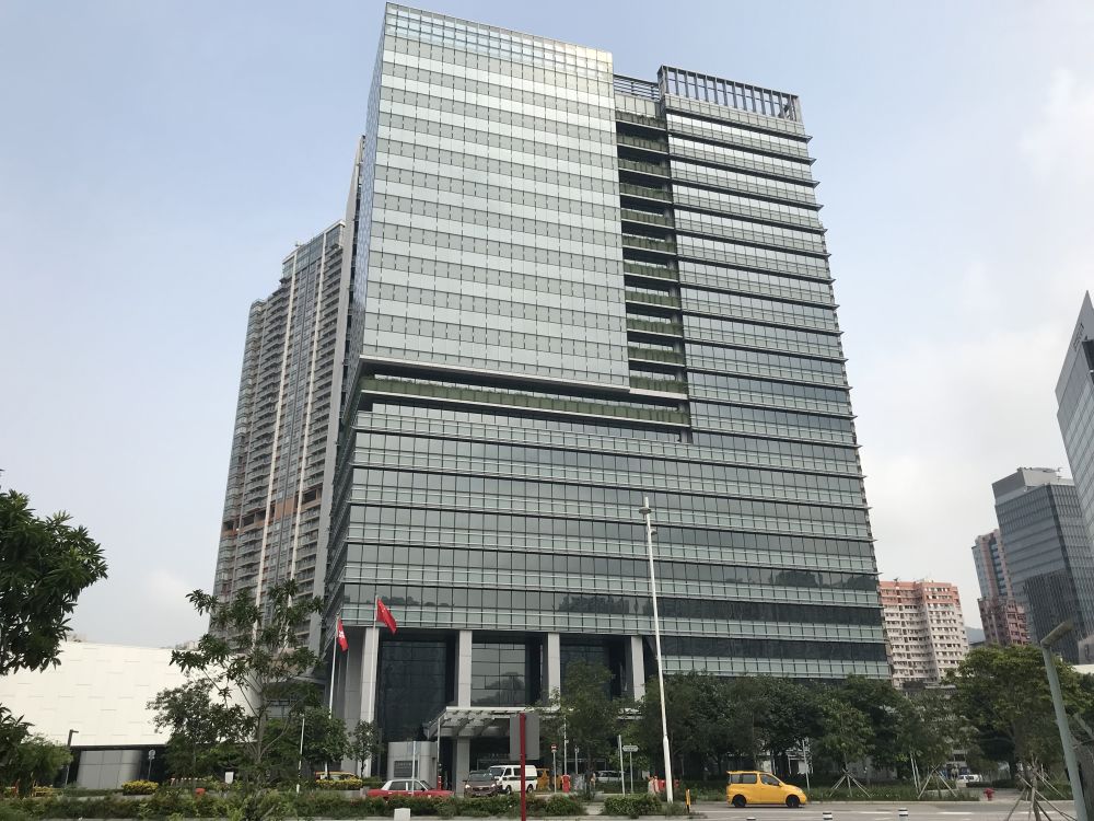 工貿大樓是啟德發展區內首座落成的政府辦公大樓，整體設計以節能和綠化為主。