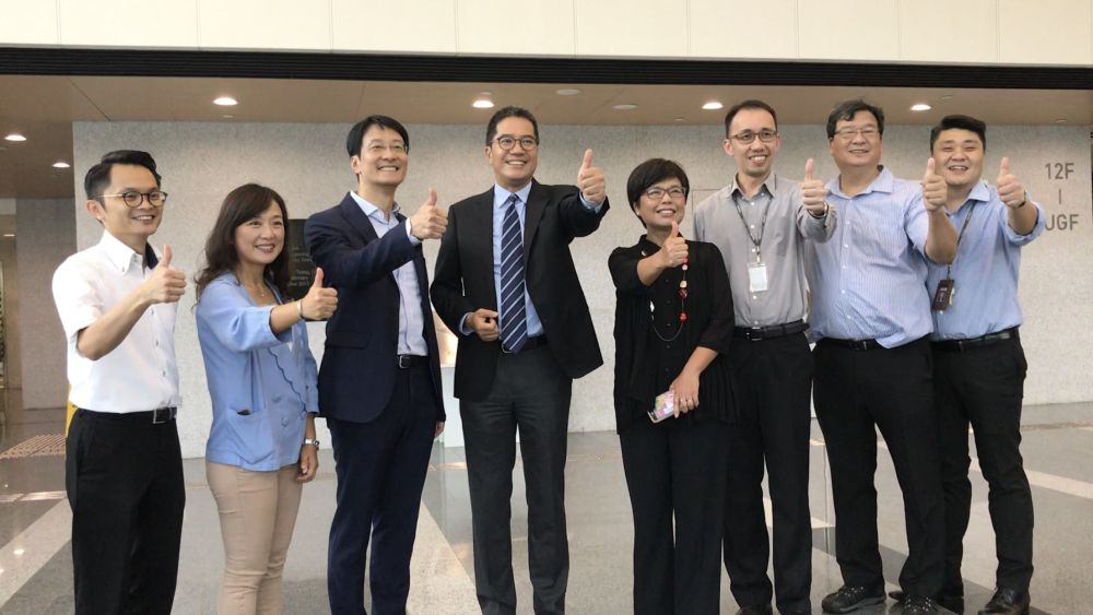 黃偉綸局長（左四）、建築署署長林余家慧（右四）和工貿大樓項目的設計團隊，為建築署致力推廣可持續發展建築設計的努力打氣。