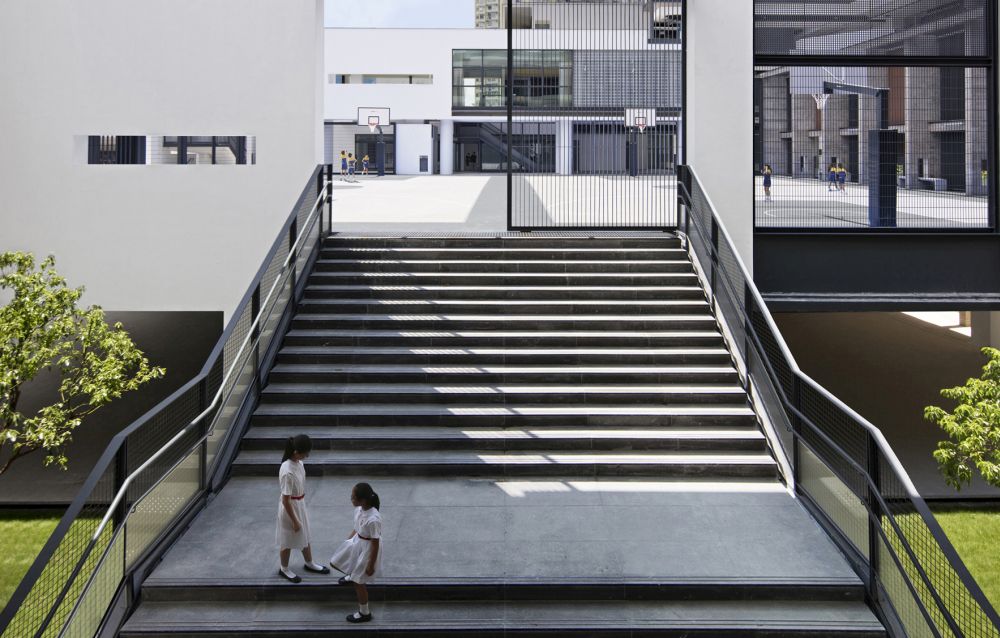 學生可沿着樓梯、走廊和接橋到達不同的戶外空間，例如籃球場、圖書館、天台花園等。