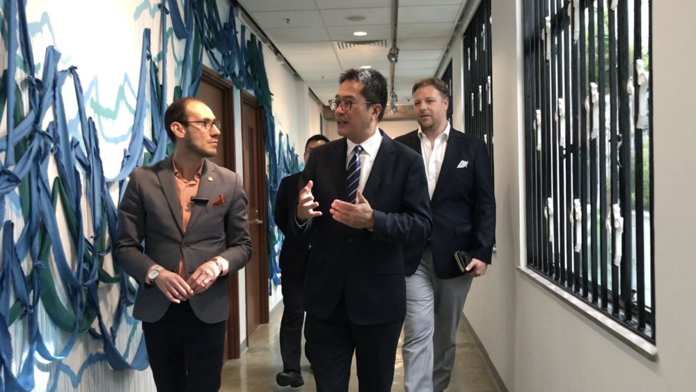 校園內，由走廊牆壁到天花板都放滿大大小小的藝術品或設計裝飾，令人目不暇給。