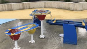 北面兒童遊樂場的設計主題為「荷花的寓意」，以水中荷花為創作主題，帶出平等意念。