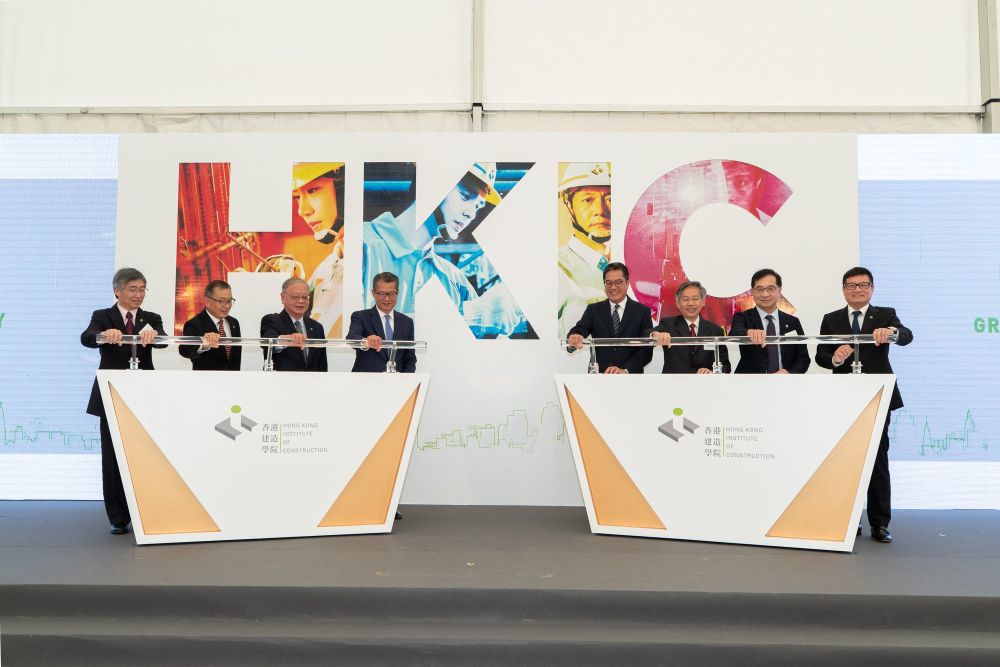 香港建造學院本月3日正式開幕，提供達資歷架構水平的文憑課程，為從業員提供晉升階梯，進一步提升專業水平及形象，並有助招聘年輕人入行。圖中財政司司長陳茂波（左四）與發展局局長黃偉綸（右四）及其他嘉賓主持學院的開幕儀式。