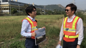 水務署署理助理署長黃恩諾（左）向廖振新副局長（右）展示在石湖墟污水處理廠旁預留作生產再造水設施的用地。