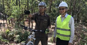 國際越野單車協會路徑專家林暉明（左）向廖振新副局長（右）表示，越野單車訓練場提供不同難度和特色的徑道，讓騎越野單車人士選擇合適的路線。