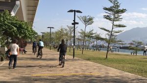 觀塘海濱花園正進行一項短期試驗計劃，將園內長約一公里的行人路，改為讓行人和單車共用的「共融通道」。