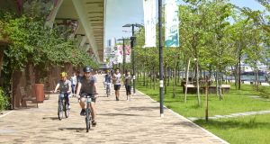 觀塘海濱花園正進行一項短期試驗計劃，將園內長約一公里的行人路，改為讓行人和單車共用的「共融通道」。