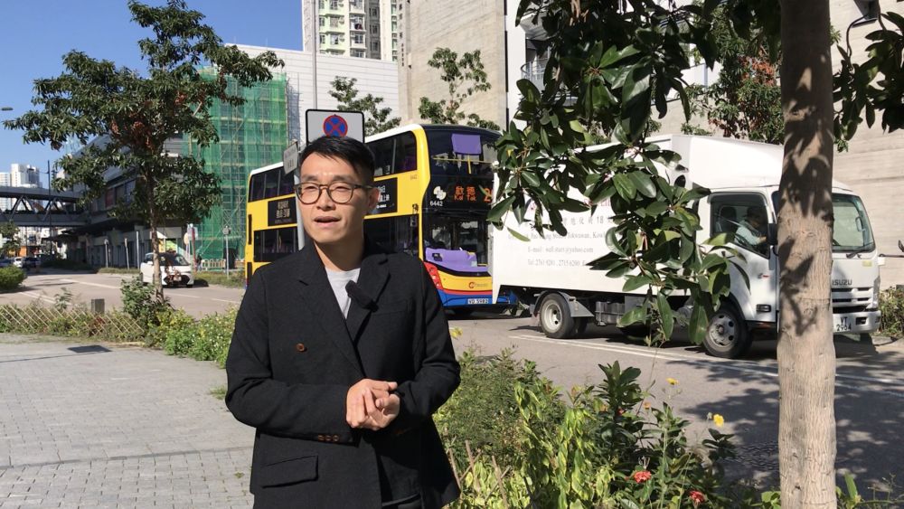 張家維身旁的金蒲桃是《指南》建議種植的樹種之一，開花時候雄蕊成花球狀，顏色鮮艷，花蜜也是野生動物的食糧。