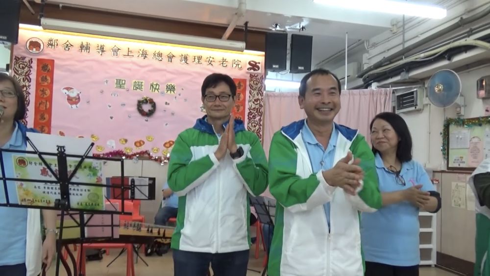 義工帶領全場做健體操。	