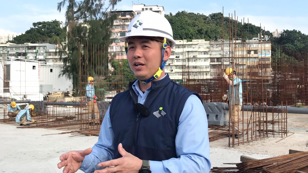  香港建造學院導師曾俊華表示，很多人對紮鐵行業存有誤解，認為人工高、工人體魄強健便可。然而個人的心態很重要，包括守時、堅持和有責任心。