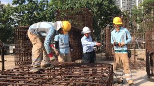 修讀紮鐵課程的學員在香港建造學院偉樂街訓練場接受訓練。