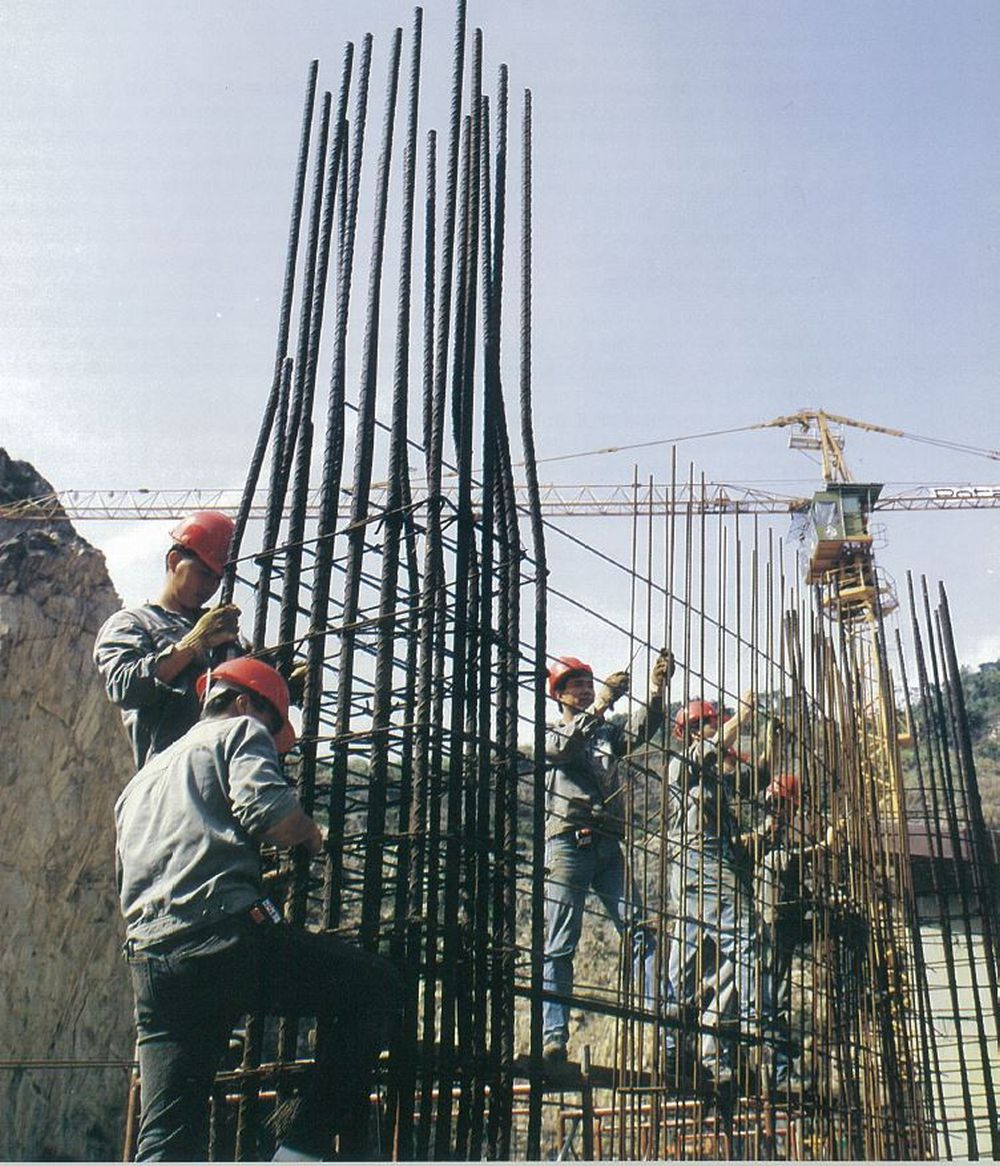 1988年，學員合力進行柱鋼筋紮作訓練。（相片由建造業議會提供）