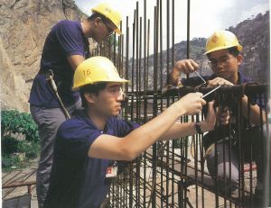 1990年，學員繫上安全帶在高空工作。（相片由建造業議會提供）