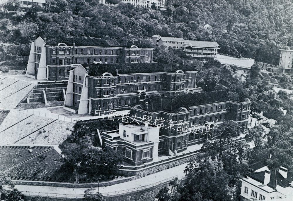 港大（從後排起）梅堂、儀禮堂和盧嘉堂（1992年拆卸）附近山坡於1966年發生山泥傾瀉，宿舍需要進行鞏固工程。港大藉此機會將3座宿舍合併為宿舍群，改名為「明原堂」，並於1969年啟用。（圖片來源：香港大學檔案館，香港大學）