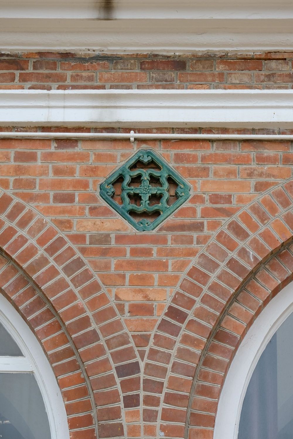 梅堂和儀禮堂的紅磚牆身有中式陶製漏窗，是較罕有的裝飾風格。