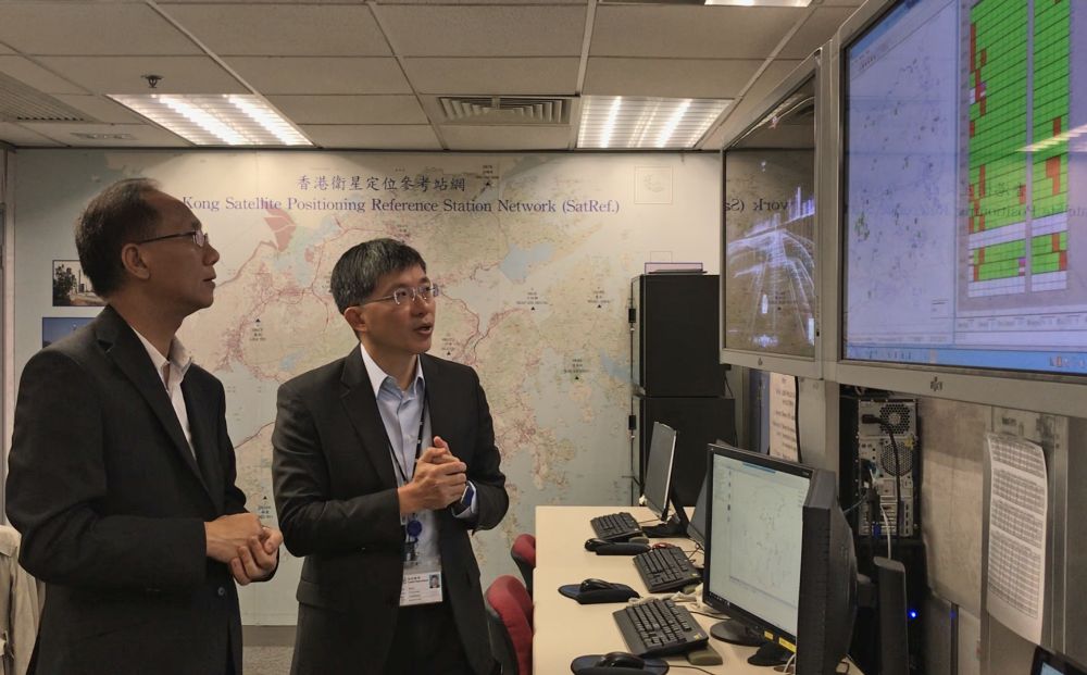 地政總署署長陳松青（右）認為，香港要發展為智慧城市，優良的數碼基礎設施十分重要。旁為副署長梁建華。