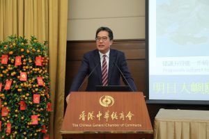 黃偉綸局長上月出席香港中華總商會的講座，就本港土地供應、「明日大嶼願景」等政策議題，與該會成員交流意見。