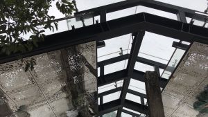 新建避雨亭的遮陽反光片，利用了鐳射打印技術，呈現樹葉落在屋頂上的效果。