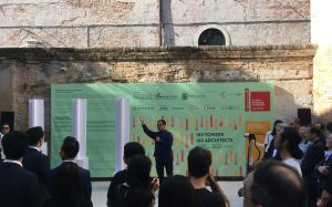 第16屆威尼斯國際建築雙年展（香港展覽）去年在意大利威尼斯舉行。圖為總策展人王維仁教授在當地介紹香港的作品。