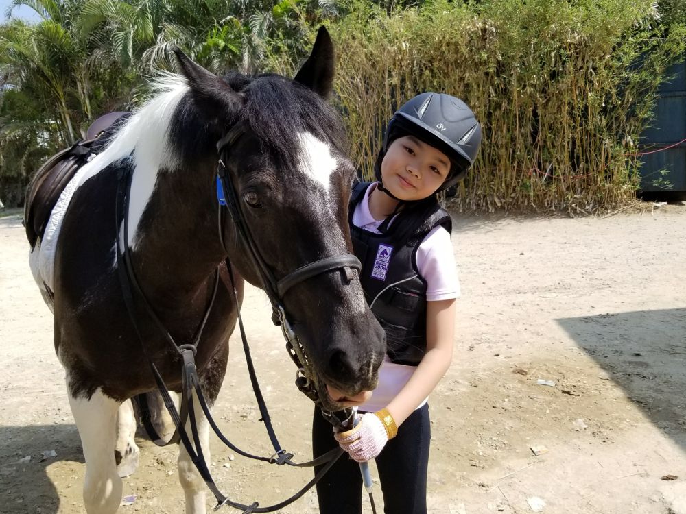 女兒自小喜歡騎馬，林詩薇希望她學懂靠自己克服困難，將來無論做任何事情，望得遠、跳得更遠。