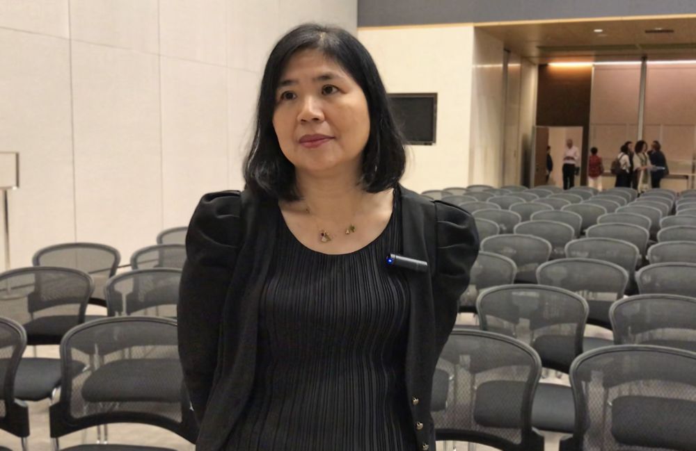 規劃署總城市規劃師靳嘉燕表示，精簡審批的主要方向，是盡量避免不同部門同時執行同一發展管制要求，並提高審批過程的透明度和清晰度，令整個審批流程較以往清晰、快捷和簡單。