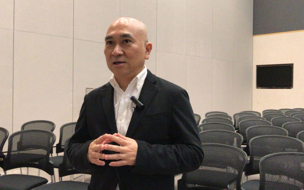 屋宇署總屋宇測量師林肇基說，政府正積極探討其他精簡建議，包括地政總署的設計及規劃條文的應用、上蓋面積和非建築用地的定義、樓宇後移和樓宇間距的標準等。