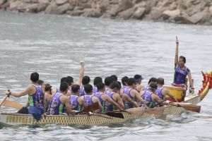 江慧華也會當鼓手，以鼓聲和口號提示隊員划艇的節奏，令龍舟向前推進。