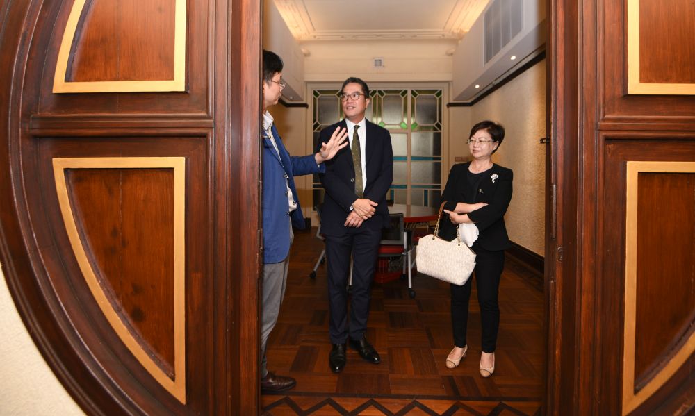 黃偉綸局長聽取虎豹樂圃執行董事（項目發展）胡燦森介紹虎豹別墅的修復和活化工作。