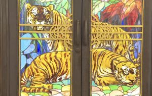 大宅內有120塊來自意大利的彩繪玻璃，復修其中20塊最美和最大的已花約4個月的時間。