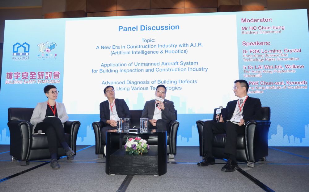 約500名來自建築業界、樓宇管理業和學術界的朋友以及政府同事出席「樓宇安全研討會2019」。圖示講者參與其中一場專題討論。