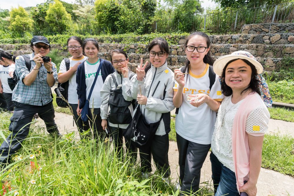 香港神託會培敦中學的老師和學生在軍地河，參與放流螢火蟲幼蟲活動。