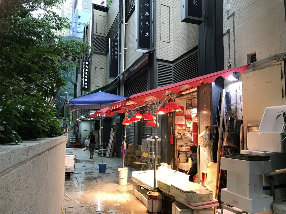 嘉咸街上的百年露天小販市集是中環重要的地區特色。市建局推行重建時，盡力保留街道氛圍，並提供一個鮮貨零售中心，讓售賣鮮貨的商舖繼續經營。