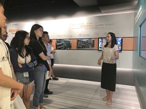 學生參加講座和參觀位於中環中心H6 CONET 內的市區更新探知館。