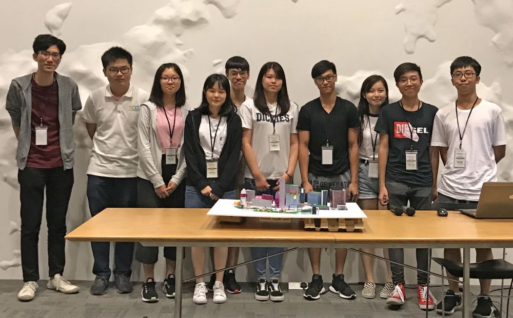 學生利用暑期課程所學到的規劃知識製作立體模型，把理想的新社區呈現出來。