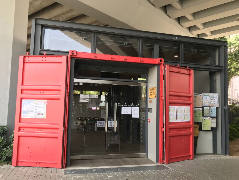 「綠在東區」以舊貨櫃組裝成不同的活動空間，並髹上新穎的顏色，有些貨櫃特意把「外皮」（即貨櫃側面部分鋼板）拆去，換上落地玻璃，引入自然光。