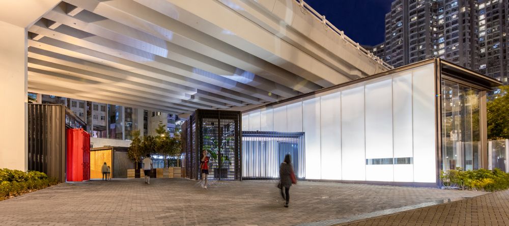 「綠在東區」設有展覽區、多用途室等，定期舉辦環保教育展覽及活動。圖為晚上回收站的外觀。