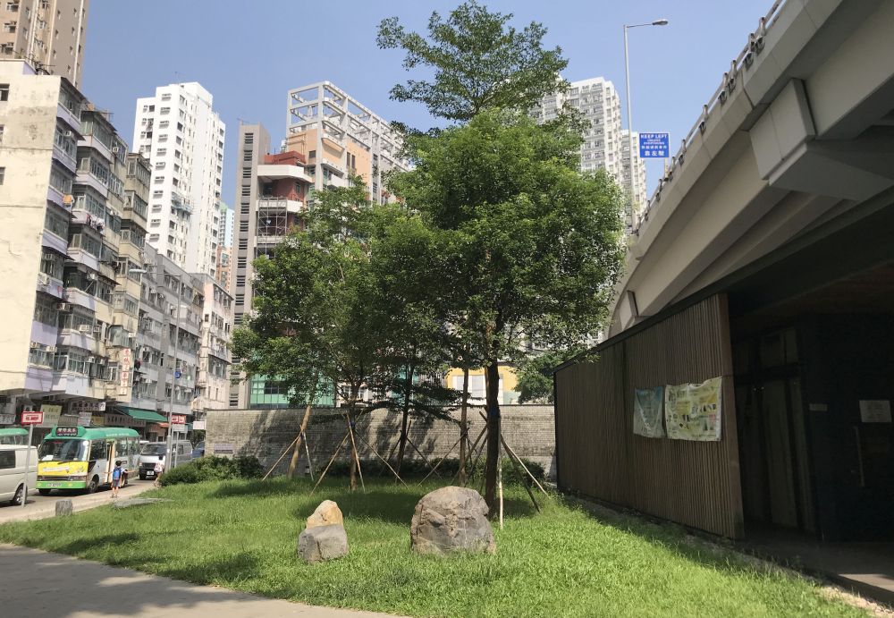 「綠在東區」採用一排排整齊的竹枝來作屏風和支架，並在多處設有庭園和花園。