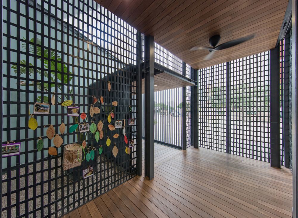 多用途室的門廊利用垂直和方格子的金屬線條作屏風，用以遮擋陽光之外，亦有助空氣流通。
