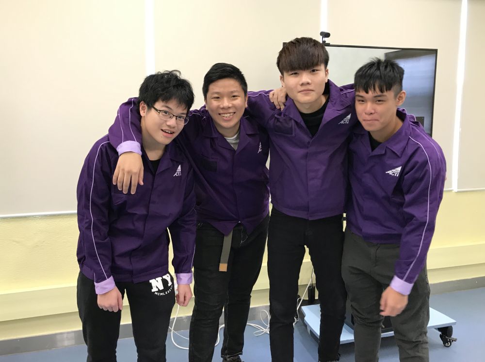 （左起）職訓局學員利兆豪、張浩然、葉澤鑫和張靖朗表示，VR技術增加培訓的真實感，讓他們更容易掌握將來的工作，亦有助提高安全意識，以及減少他們實習時可能出現的緊張情況。