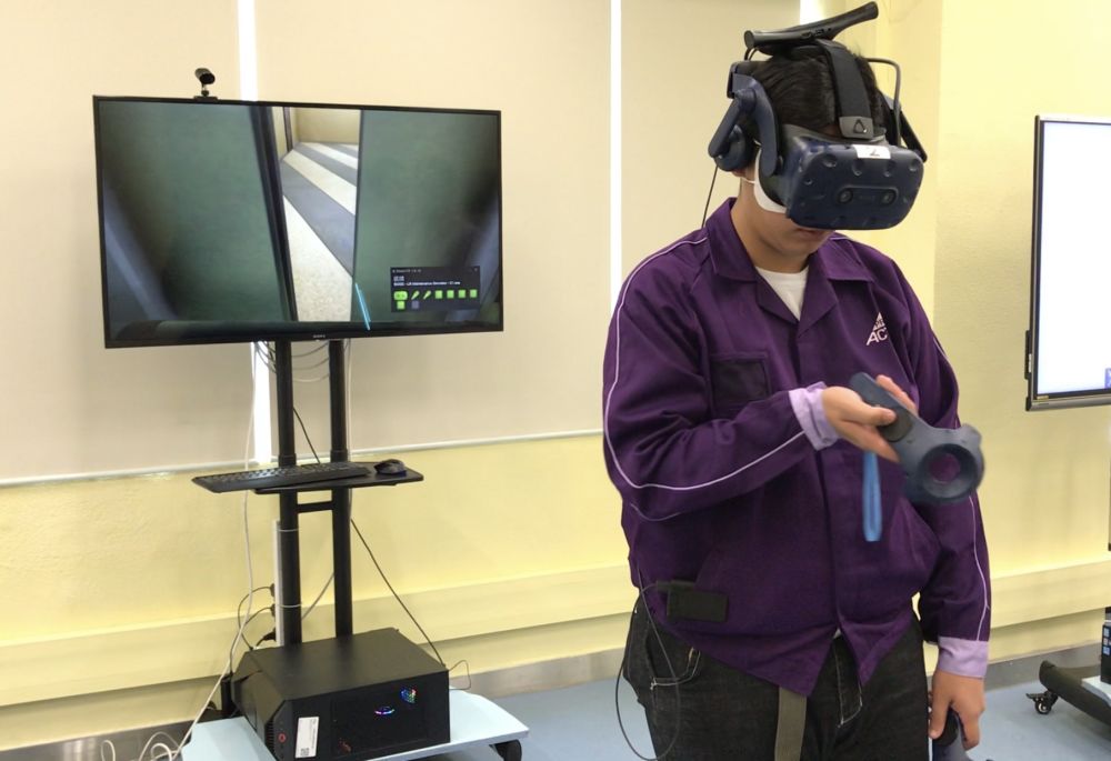 學員示範利用VR技術學習維修升降機的情況。