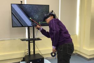 學員示範利用VR技術學習維修升降機的情況。
