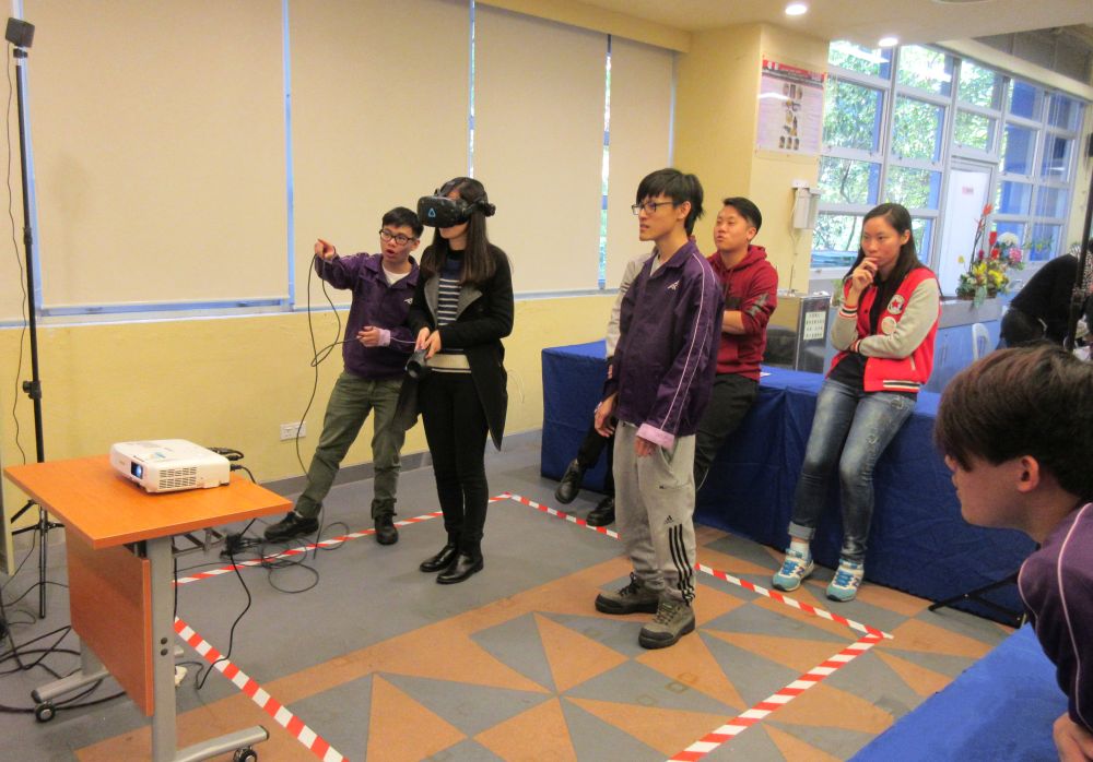 職訓局在開放日展示VR技術的教學及訓練設施，吸引到不少年輕人試玩。