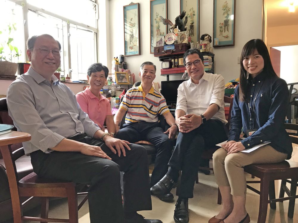 黃偉綸局長（右二）在香港房屋協會葉錦誠先生（左一）陪同下，探訪兩位長者業主林先生（中）和太太（左二），了解他們透過「長者維修自住物業津貼計劃」獲資助為居所進行裝修工程的情況。右一為跟進個案的房協客戶服務主任潘曉琳。
